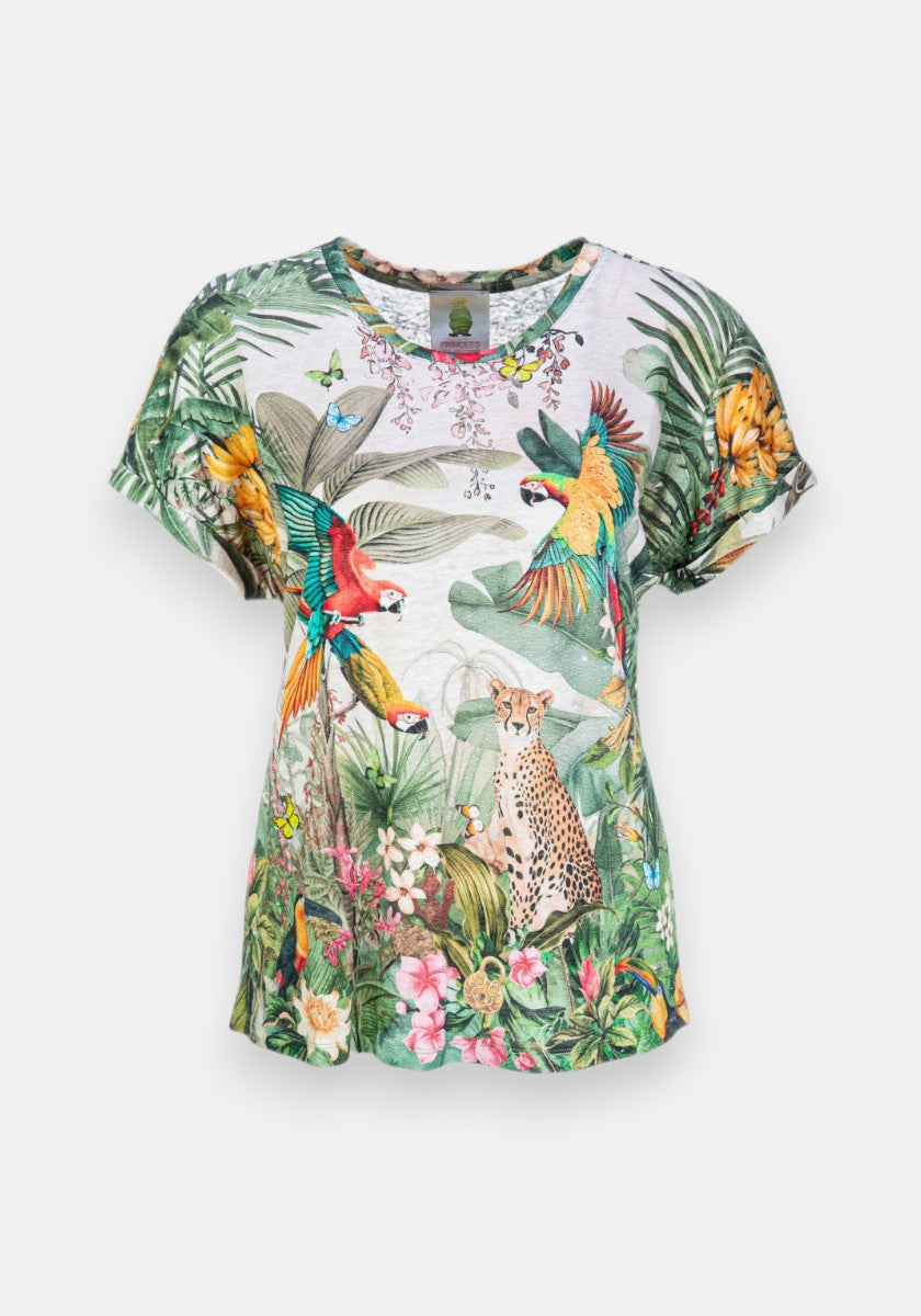 Kurzärmeliges Leinen-T-Shirt von Princess Goes Hollywood mit lebhaftem Tropen-Print - Papageien, Geparden, grüne Blätter, Blumen - auf Weiß. Der Rundhalsausschnitt und die lockere Passform sorgen für lässigen Komfort.