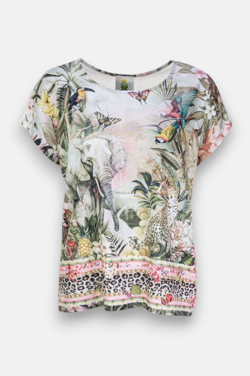 Das Princess Goes Hollywood Damen T-Shirt zeigt eine lebendige Dschungelszene mit einem Elefanten, Vögeln und Schmetterlingen. Eine Leopardenmuster-Bordüre und Pastelltöne akzentuieren den Saum und den Rundhalsausschnitt dieses atemberaubenden Dschungel-Print-T-Shirts.