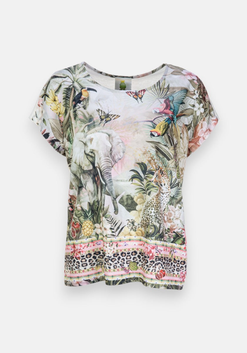 Princess Goes Hollywood T-Shirt für Damen mit kurzen Ärmeln und Dschungel-Print mit einem bunten Elefanten, Gepard, Tukan und mehr. Mit einem Rundhalsausschnitt und einer Bordüre aus Leopardenflecken, Blumen und Früchten auf Weiß.