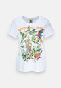 Princess Goes Hollywood Weißes Tropical-Print T-Shirt aus Baumwolle mit "TROPICAL MOOD" in Orange über buntem Papagei, Gepard, tropischen Blättern, Blumen, Granatapfel & Ananas. Das farbenfrohe Design sticht auf einem schlichten weißen Hintergrund hervor.