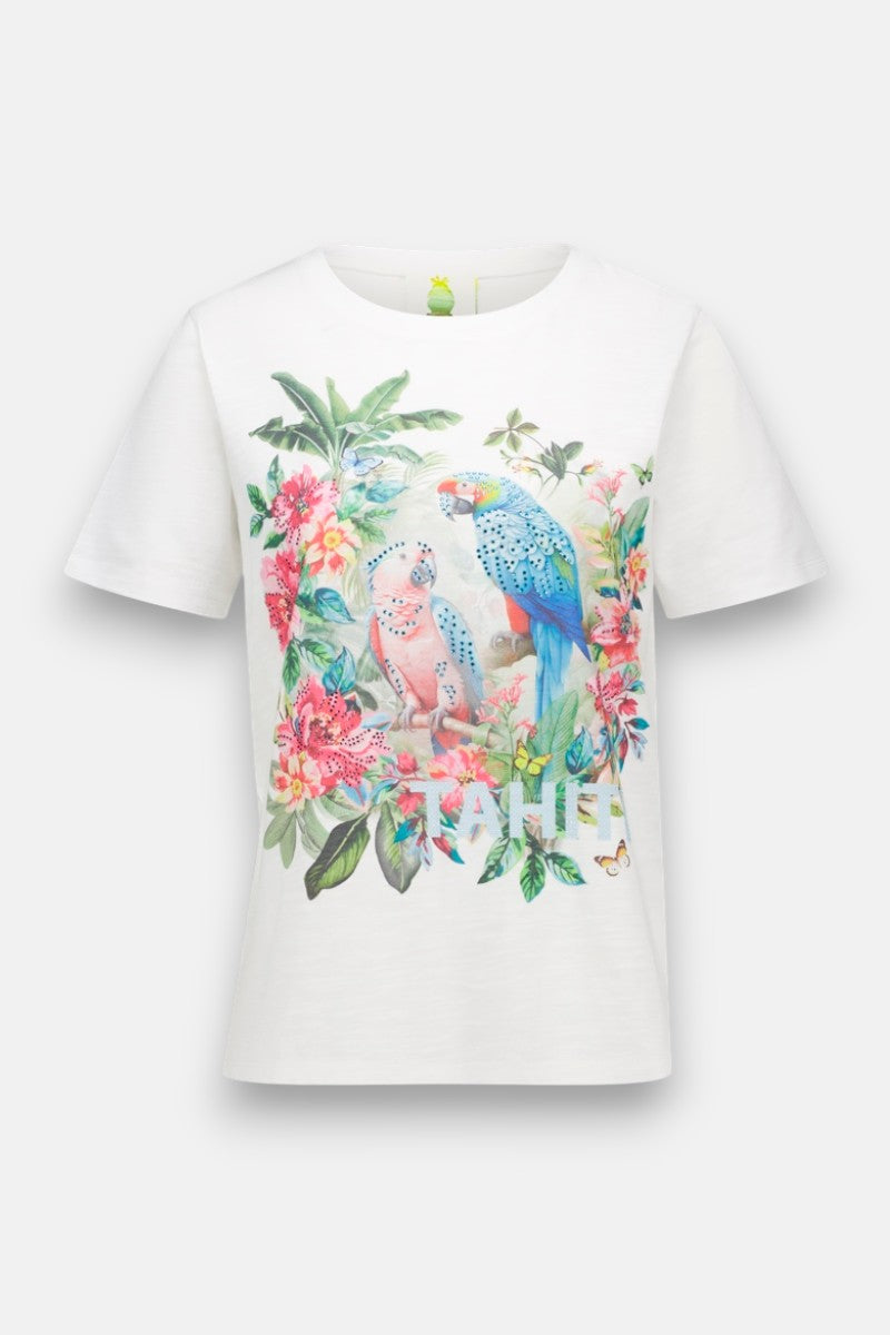 Das weiße Baumwolle-T-Shirt Princess Goes Hollywood zeigt einen leuchtenden Papagei-Aufdruck mit zwei Papageien zwischen tropischen Blumen und grünen Blättern, darunter in pastellfarbenen Buchstaben "TAHITI", alles auf einem hellgrauen Hintergrund.