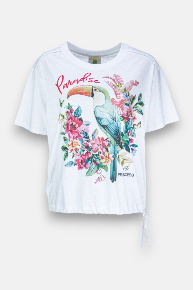 Princess Goes Hollywood weißes kurzärmeliges T-Shirt aus Baumwolle mit einem bunten Tukan zwischen rosa Tropenblumen und grünen Blättern, "Paradise" in roter Schrift über dem Vogel und einem Kordelzug am unteren Saum.