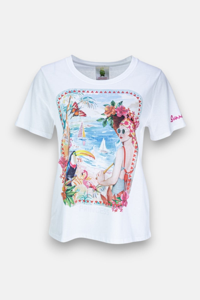 Ein weißes Baumwolle T-Shirt von Princess Goes Hollywood zeigt einen lebhaften Karibik-Print: eine Frau mit Sonnenbrille und Sonnenhut am Meer mit Blumen, tropischen Pflanzen, Tukan, Segelbooten und rosa Text auf dem Ärmel für eine sommerliche Stimmung.