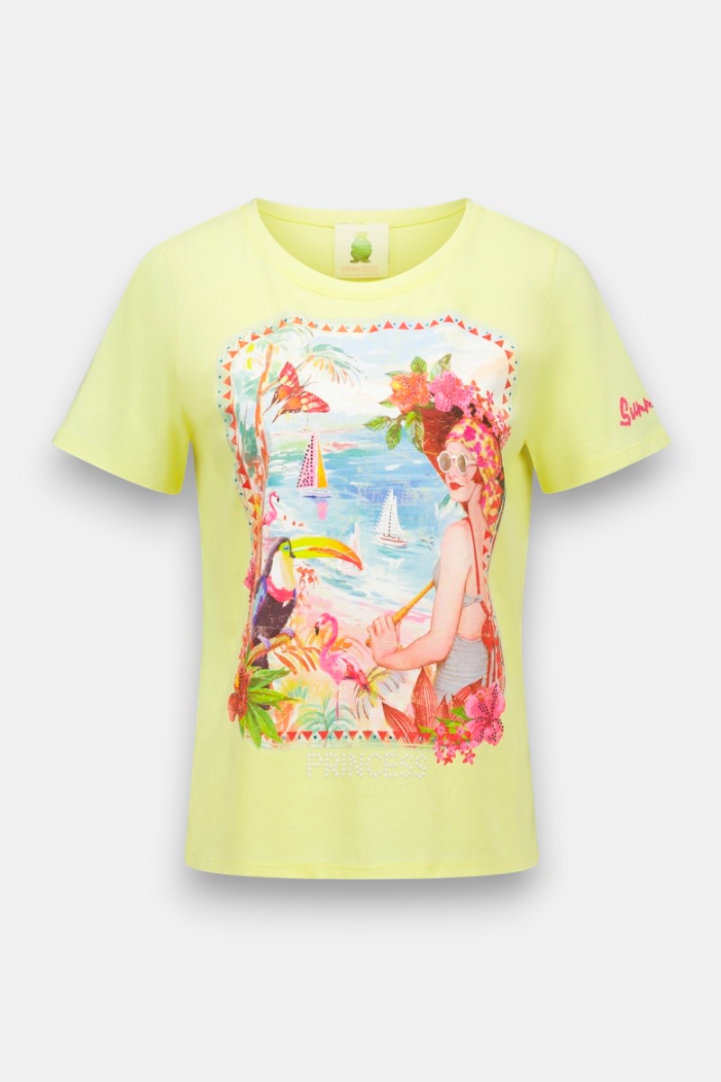 Gelbes Kurzarm-Baumwoll-T-Shirt von Princess Goes Hollywood, mit einem farbenfrohen Karibik-Print einer Frau mit Sonnenbrille am Meer mit tropischen Vögeln, Blumen, Segelbooten und "PRINCESS" in kleinen weißen Buchstaben am unteren Rand.