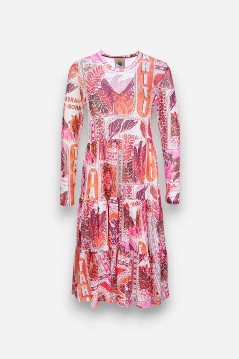 Das langärmelige Netzkleid von Princess Goes Hollywood ist mit einem leuchtenden Tahiti-Print in Rosa, Rot und Weiß bedruckt, mit auffälligen Blättern und Texten wie TAHITI und BORA BORA. Es hat ein tailliertes Oberteil, einen ausgestellten Rock mit Stufen und wird mit einem bequemen Slip geliefert.