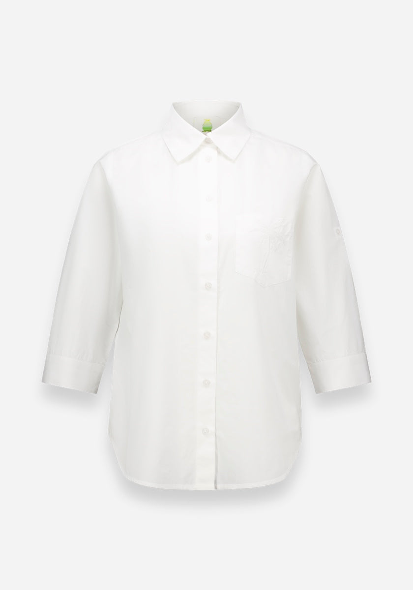 Eine weiße Hemdbluse von Princess Goes Hollywood mit einer Tasche, gefertigt aus weichem Baumwollmix und verziert mit eleganter Palmen-Stickerei.