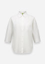 Die weiße Baumwollmix-Hemdbluse von Princess Goes Hollywood hat lange Ärmel, einen spitzen Kragen, eine Brusttasche vorne, Manschetten an den Ärmeln, eine lockere Passform und ganz weiße Knöpfe und Nähte für einen sauberen, minimalistischen Look.