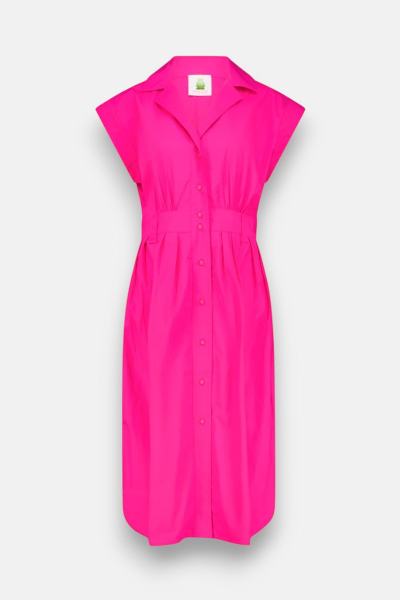 Das leuchtend pinke Midi-Hemdblusenkleid von Princess Goes Hollywood hat Kappenärmel, eine geknöpfte Vorderseite, einen Kragenausschnitt und eine definierte Taille. Es ist aus Baumwolle gefertigt und bietet eine feminine Silhouette und zeitlosen Stil auf einem schlichten weißen Hintergrund.