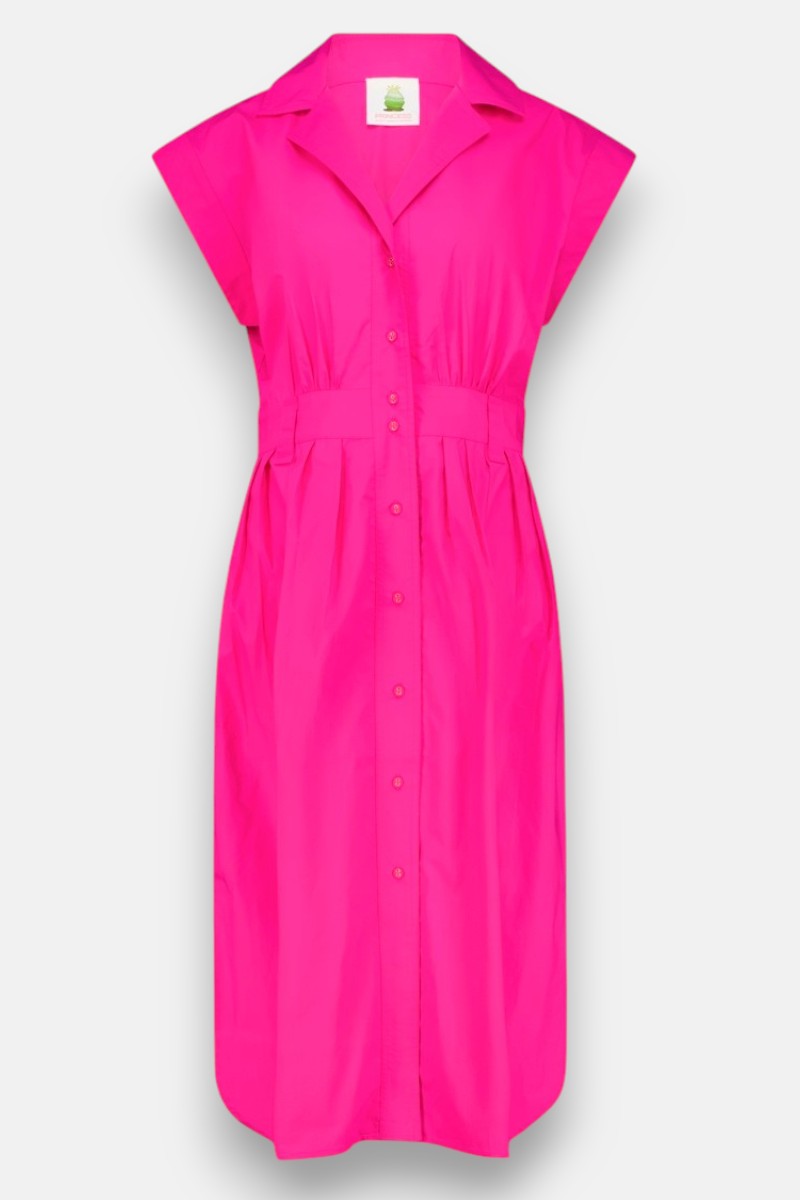 Das leuchtend pinke Midi-Hemdblusenkleid von Princess Goes Hollywood hat kurze Ärmel, eine geknöpfte Vorderseite, einen Kragen, eine taillierte Passform und einen gerafften Rockteil. Die leuchtenden Details und das Etikett am Halsausschnitt heben sich von einem schlichten weißen Hintergrund ab.