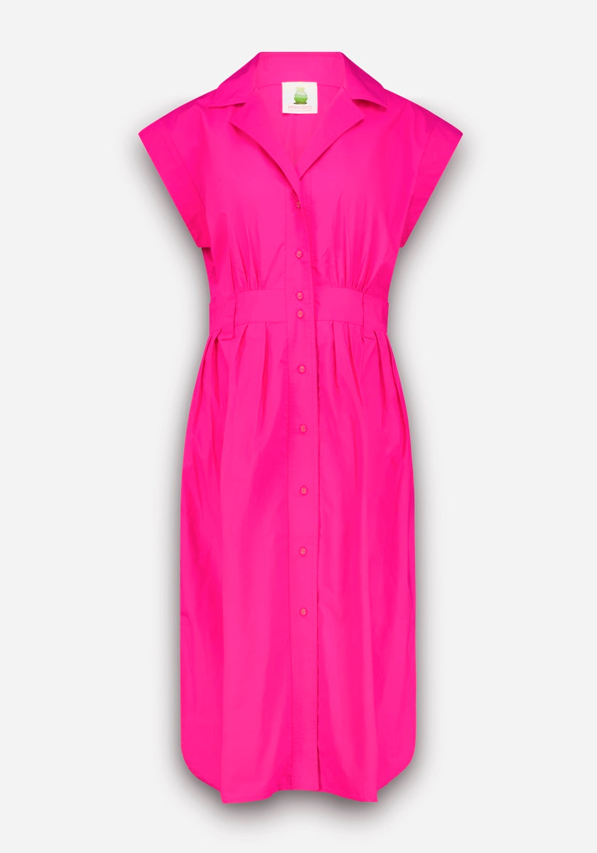 Ein leuchtend rosa Midi-Hemdblusenkleid von Princess Goes Hollywood mit kurzen Ärmeln, Halsausschnitt mit Kragen, geknöpfter Vorderseite, taillierter Passform, Faltenrock und strukturierter Silhouette. Gefertigt aus weicher Baumwolle, abgebildet auf hellgrauem Hintergrund.