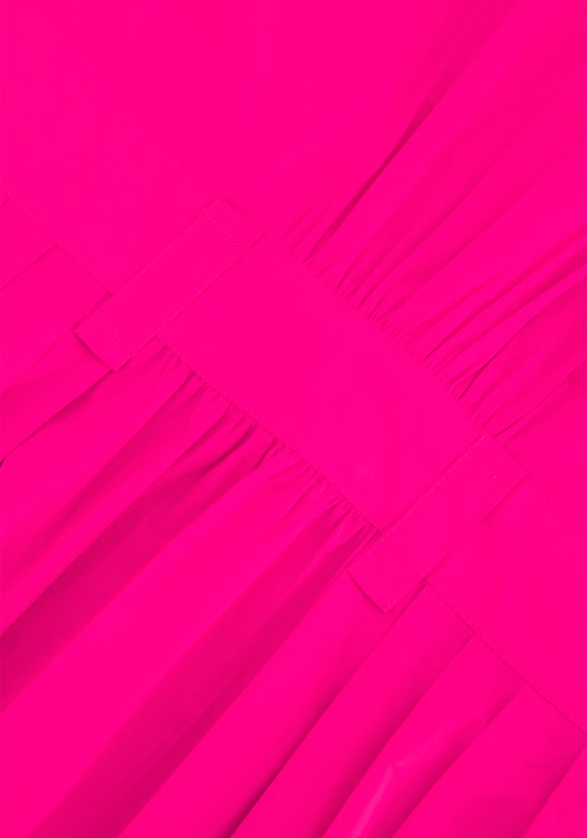 Eine Nahaufnahme des leuchtend rosafarbenen Baumwollstoffs von Princess Goes Hollywood, mit gerafften Falten und einem horizontal genähten Band, das ein strukturiertes, strukturiertes Muster erzeugt - ideal für ein mittellanges Hemdblusenkleid.