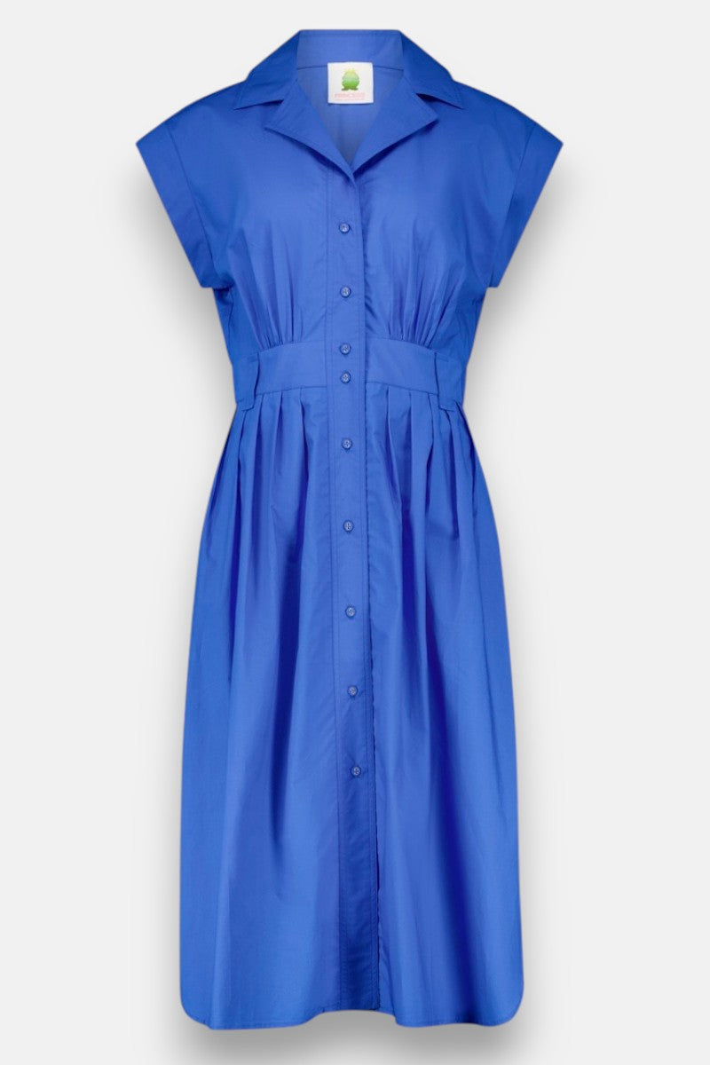 Knielanges, kurzärmeliges, königsblaues Midi-Hemdblusenkleid von Princess Goes Hollywood mit folgenden Eigenschaften: Halsausschnitt mit Kragen, geknöpfte Vorderseite, taillierte Passform, Faltenrock aus Baumwolle und grünes Icon-Tag im Kragen.