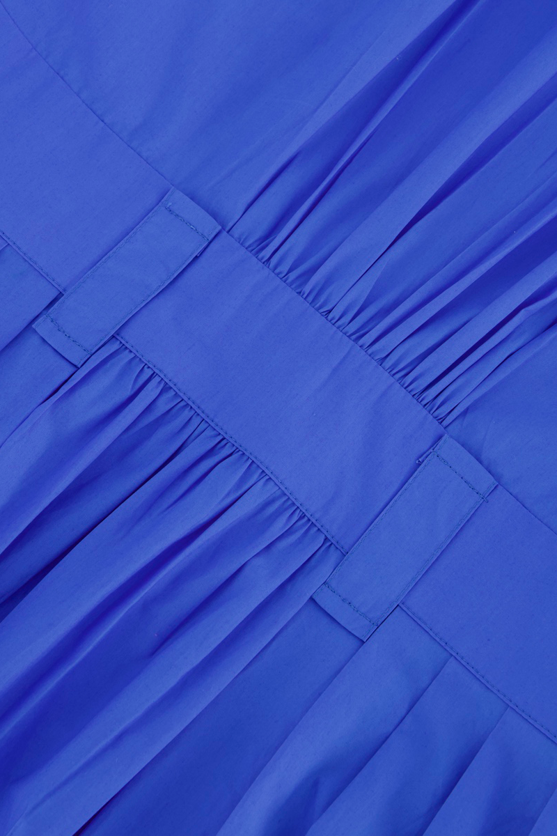 Nahaufnahme eines leuchtend blauen Princess Goes Hollywood Hemdblusenkleids aus glatter Baumwolle mit gerafften Falten, zwei sich kreuzenden Nähten mit vertikalen Gürtelschlaufen und sauberen Nähten für ein strukturiertes Design in Midilänge.