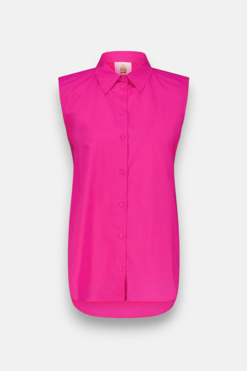 Eine ärmellose Hemdbluse von Princess Goes Hollywood aus Baumwolle in leuchtendem Pink mit spitzem Kragen, Frontknopfleiste und entspanntem Schnitt vor weißem Hintergrund.