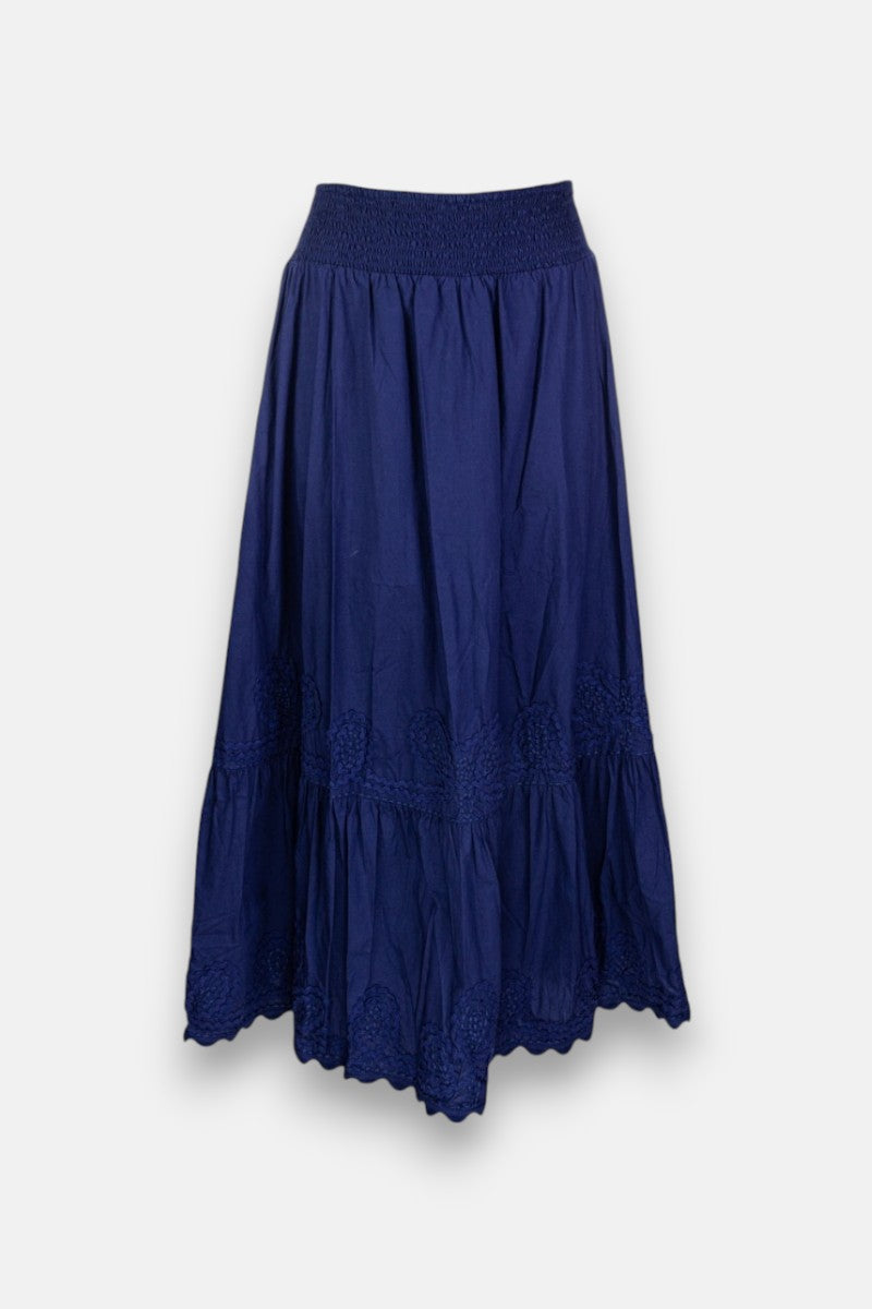 Ein knielanger, marineblauer Midirock von Princess Goes Hollywood aus weicher, leichter Baumwolle mit breitem, elastischem Bund, gerafftem Stoff, Stickerei am Saum und einem Stufendesign für sanfte Ausstrahlung und Struktur.