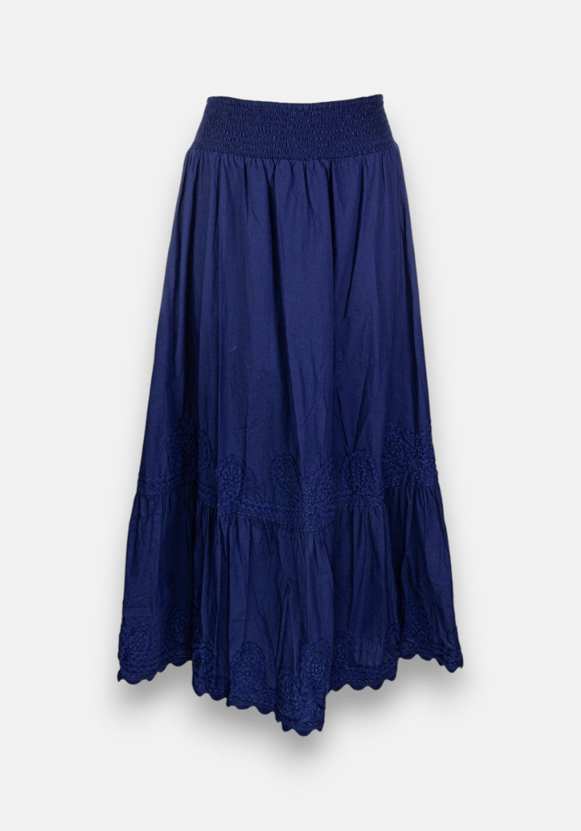 Ein marineblauer Midirock von Princess Goes Hollywood aus leichter Baumwolle, mit gesmoktem Gummibund, ausgestelltem Saum und zarter Stickerei in horizontalen Streifen. Der fließende Rock ist auf einem schlichten weißen Hintergrund abgebildet.