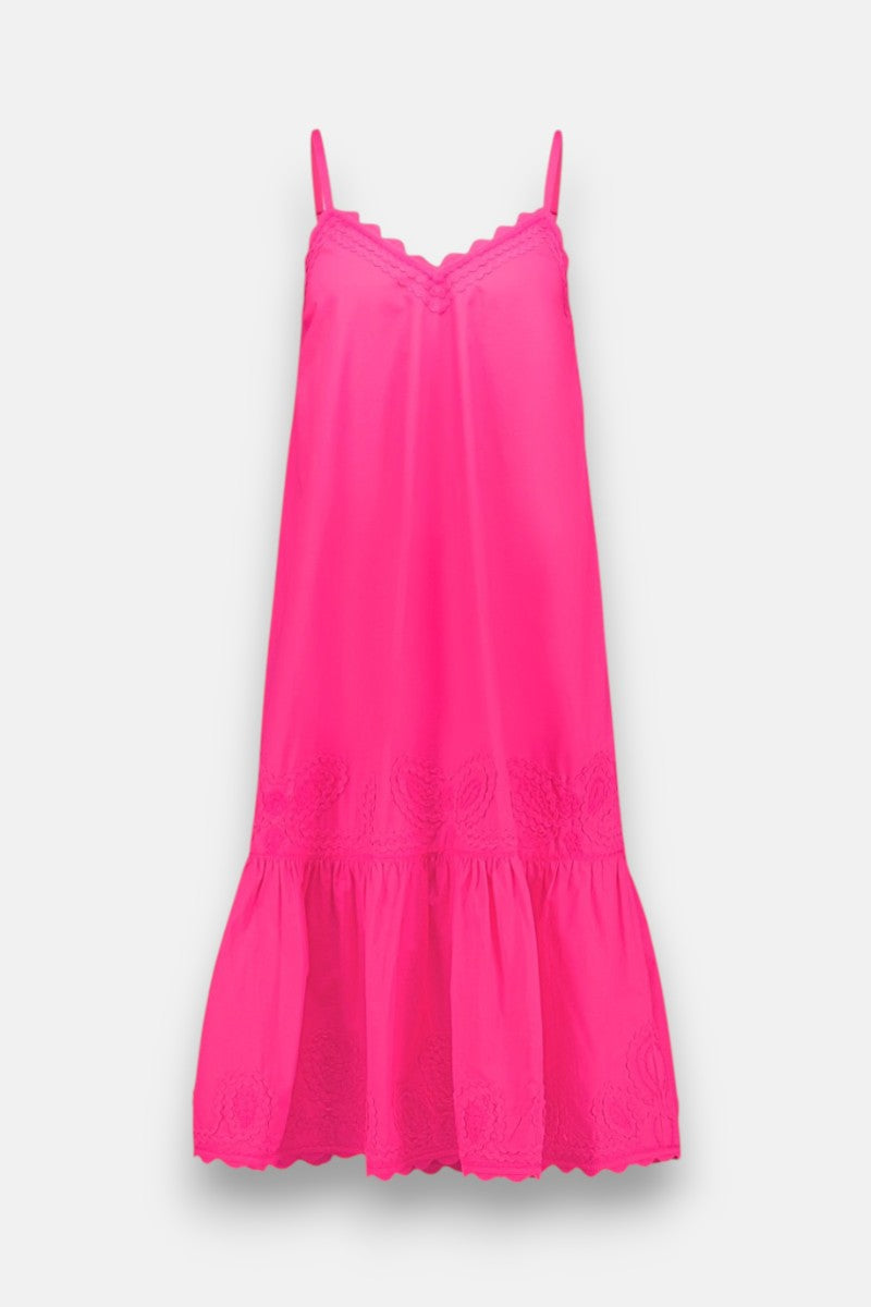 Ein leuchtend rosafarbenes Baumwolle-Midikleid von Princess Goes Hollywood mit dünnen Spaghetti-Trägern, einem überschnittenen Ausschnitt und einer lockeren Passform. Der gerüschte Saum zeigt zarte Stickerei-Blüten für einen verspielten, femininen Look auf weißem Grund.