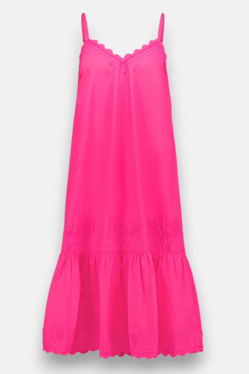 Ein leuchtend rosafarbenes Midikleid von Princess Goes Hollywood mit dünnen Spaghetti-Trägern, einem überschnittenen V-Ausschnitt und einer lockeren Silhouette. Florale Stickerei und ein gerüschter Saum unterstreichen seine Textur und seinen Stil.