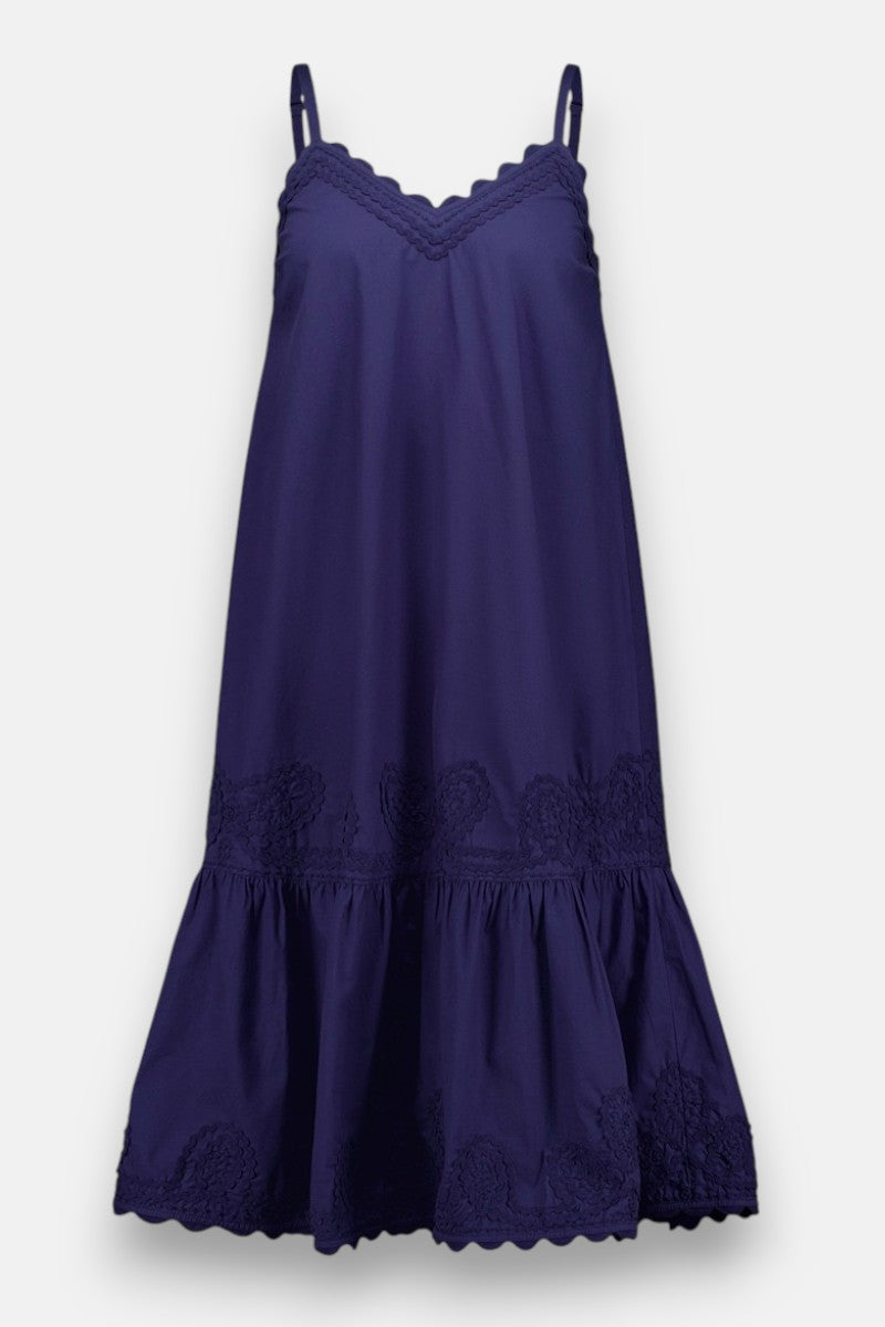 Das ärmellose, marineblaue Baumwoll-Midikleid von Princess Goes Hollywood hat dünne Träger, einen V-Ausschnitt mit Wellenschliff, dekorative Stickereien am Saum und an der Rüsche sowie einen leichten Stoff, der eine lockere, fließende Silhouette ergibt.
