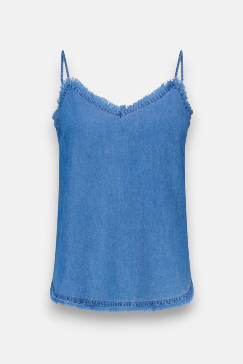 Hellblaues Lyocell-Top von Princess Goes Hollywood mit schmalen Trägern und Fransenbesatz an V-Ausschnitt und Saum. Es ist aus weichem Denim gefertigt und hat eine entspannte, lockere Passform. Der Hintergrund ist einfarbig weiß.