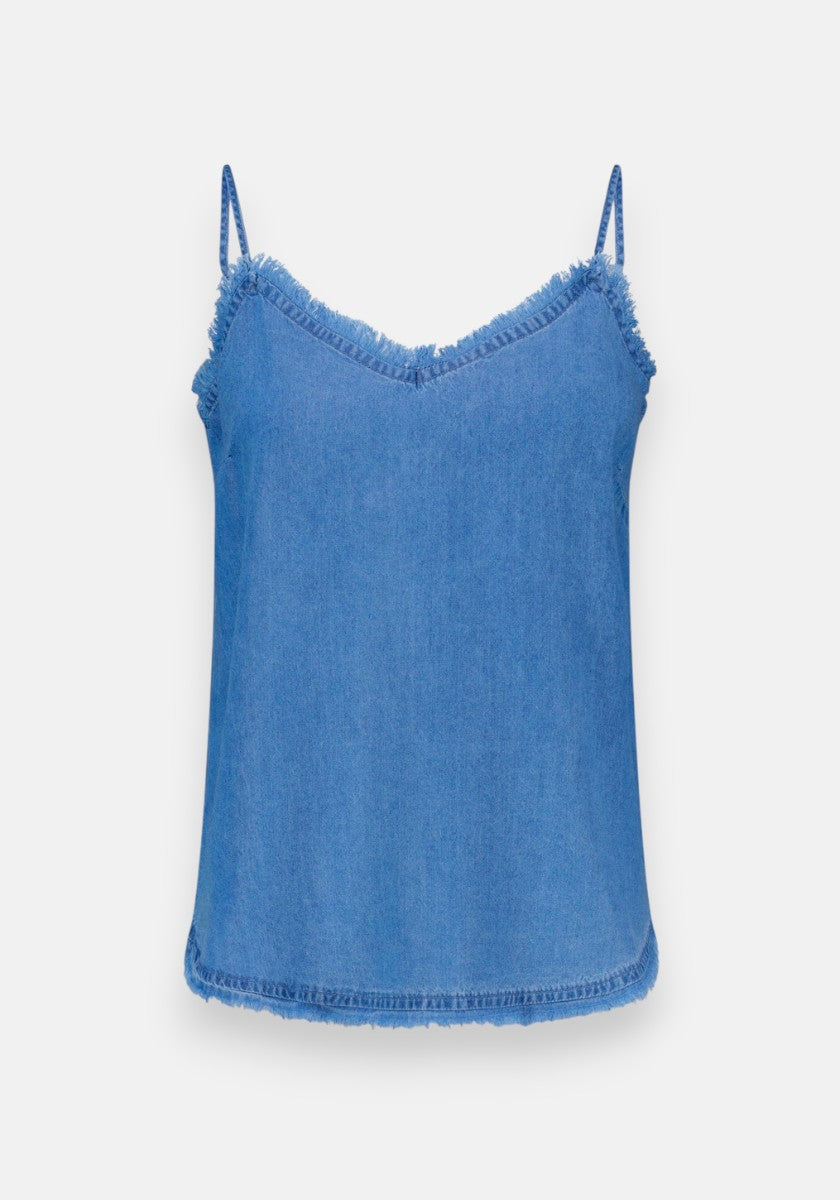 Das ärmellose blaue Lyocell-Top von Princess Goes Hollywood hat schmale Träger, einen V-Ausschnitt und ausgefranste Kanten an Halsausschnitt und Saum. Der weiche, leichte Stoff ist auf einem schlichten weißen Hintergrund zu sehen.