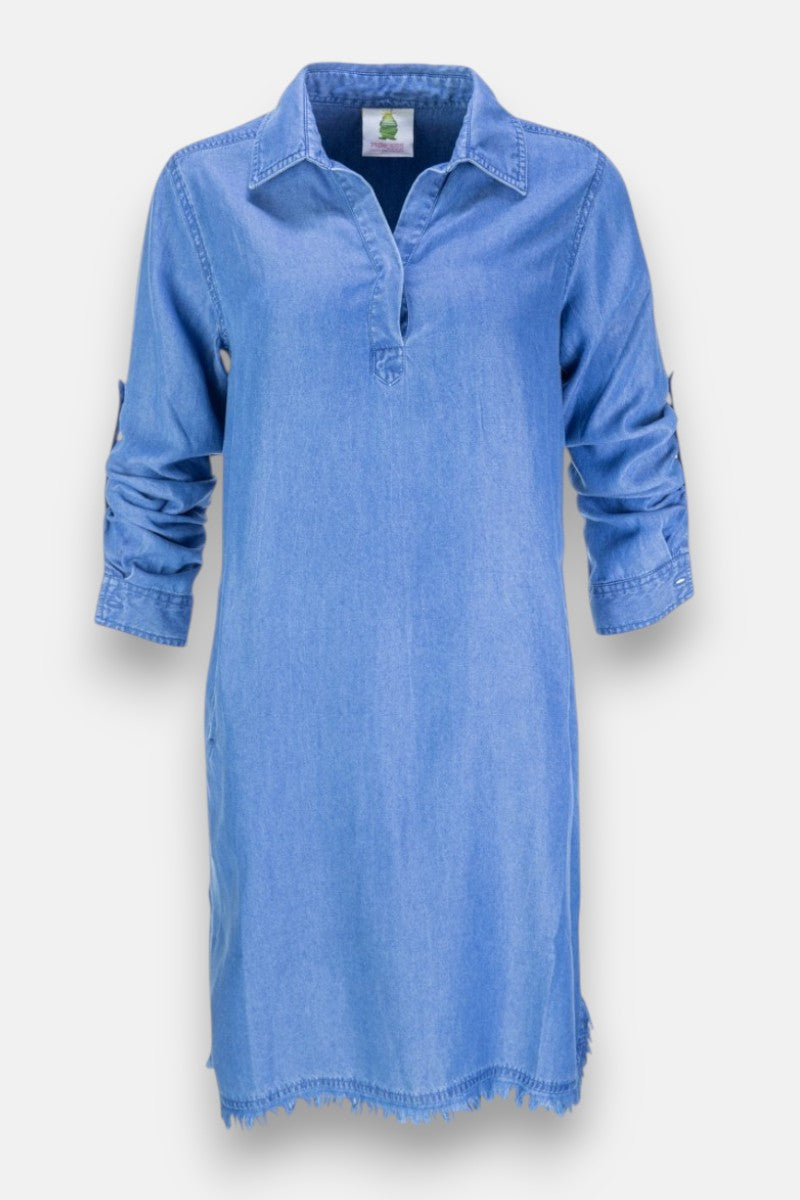 Das hellblaue Lyocell-Blusenkleid von Princess Goes Hollywood hat einen Hemdkragen, gekrempelte lange Ärmel mit Knöpfen, einen kurzen V-Ausschnitt, einen ausgefransten Saum und eine lockere Passform. Ausgestellt auf einem schlichten weißen Hintergrund.