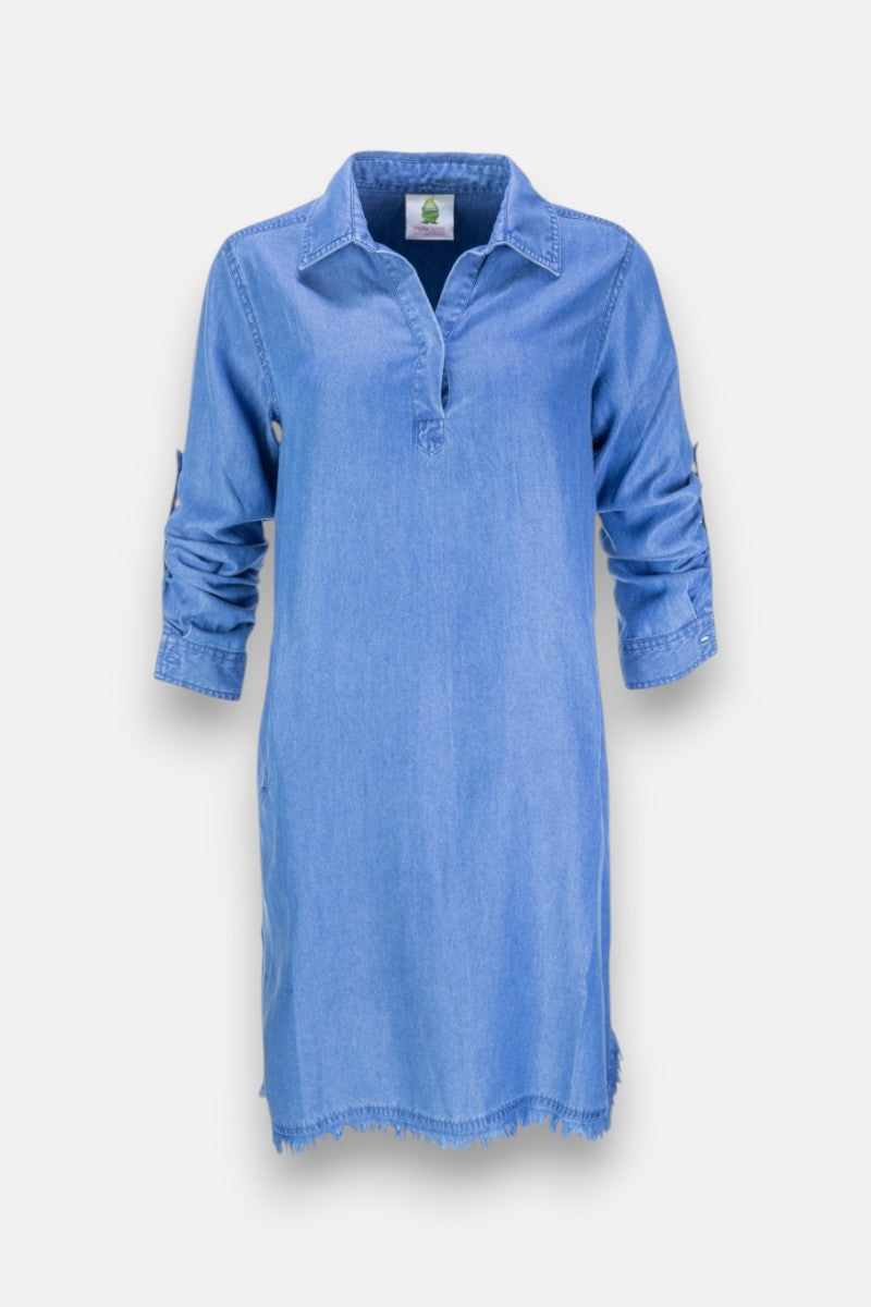 Ein locker geschnittenes hellblaues Lyocell-Blusenkleid von Princess Goes Hollywood mit Hemdkragen, V-Ausschnitt, langen Ärmeln, die bis zu den Ellenbogen gerollt sind, und ausgefranstem Saum wird vor einem schlichten, hellgrauen Hintergrund gezeigt.