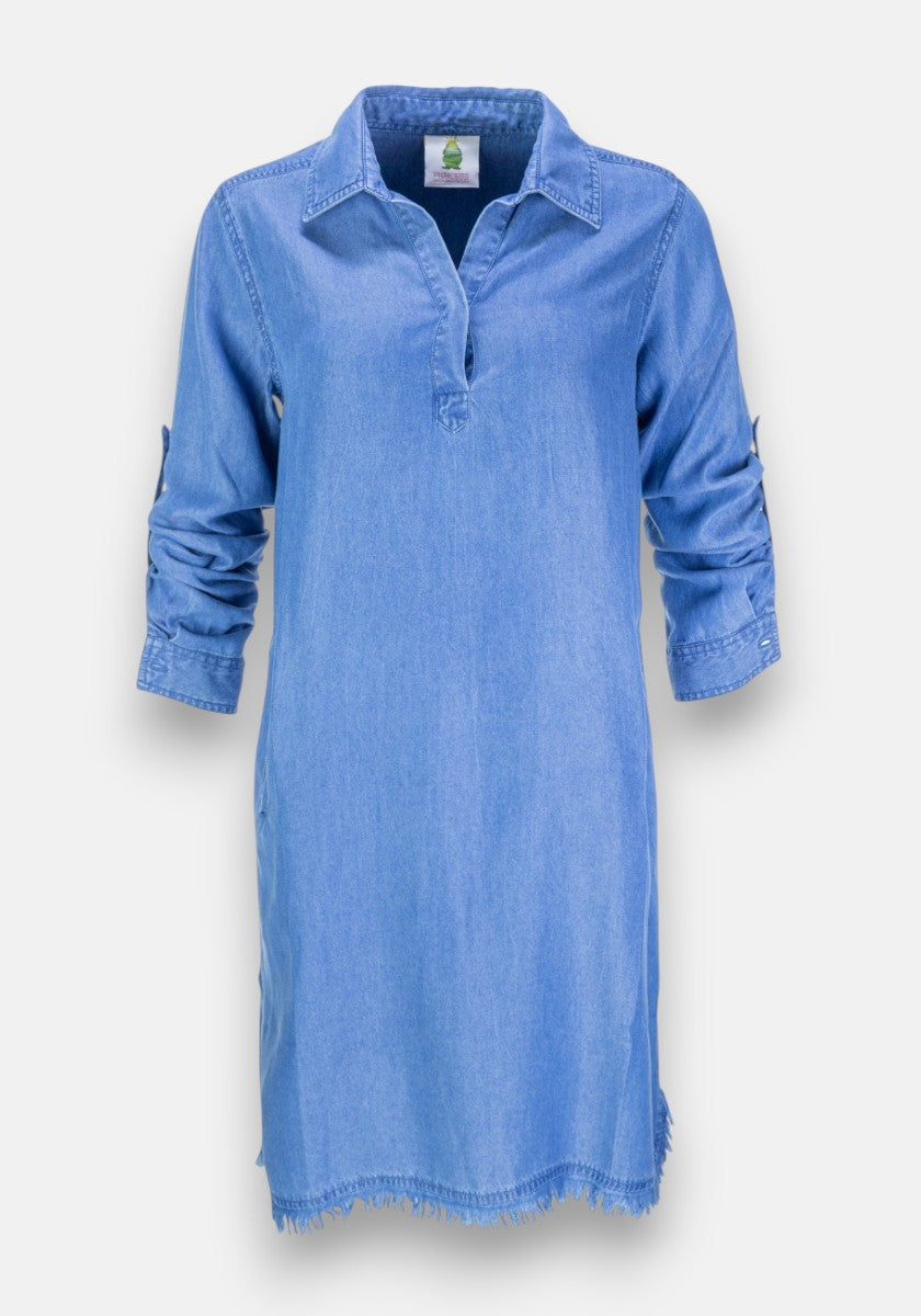 Ein hellblaues Lyocell Blusenkleid von Princess Goes Hollywood, knielang mit aufgerollten langen Ärmeln, Hemdkragen, V-Ausschnitt und ausgefranstem Saum. Das locker geschnittene Kleid hat vorne keine sichtbaren Knöpfe oder Verzierungen.