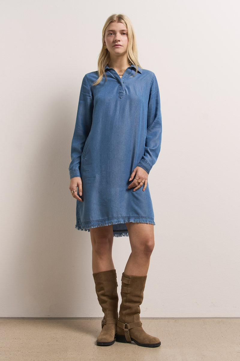 Eine Frau in einem blauen Blusenkleid mit Hemdkragen aus Princess Goes Hollywood.