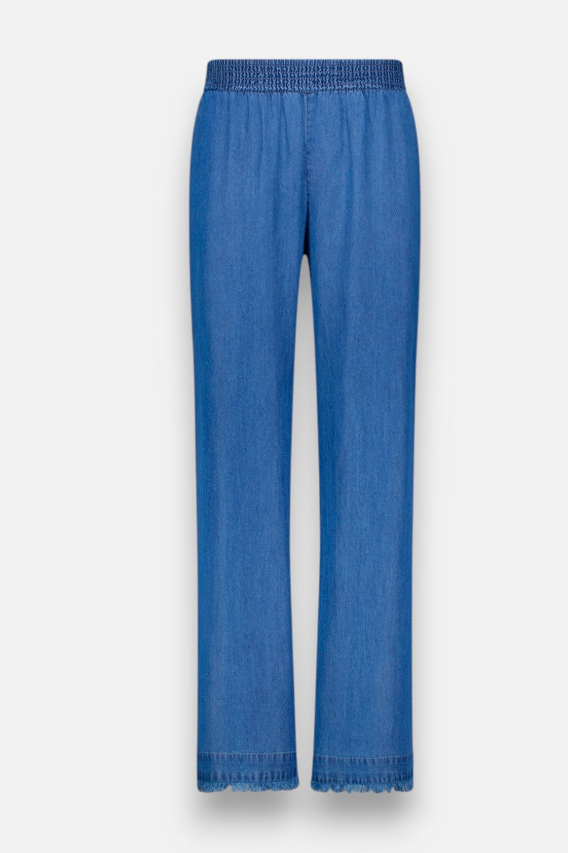 Durchgehende blaue Lyocell-Hose von Princess Goes Hollywood mit elastischem Bund, weitem, geradem, lockerem Bein und dezentem Spitzenbesatz am Saum. Keine sichtbaren Taschen, Knöpfe oder Reißverschlüsse; auf einfarbigem Hintergrund abgebildet.