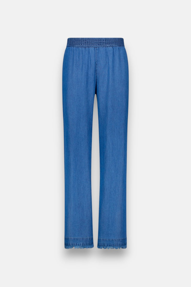 Princess Goes Hollywood Hose aus blauem Lyocell-Denim mit lockerem, geradem Bein, elastischem, gesmoktem Bund und ausgefransten Knöchelabschlüssen. Abgebildet von vorne auf einem hellgrauen Hintergrund; keine sichtbaren Taschen oder Verzierungen.