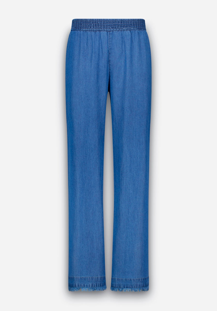 Princess Goes Hollywood hellblaue Lyocell Hose für Damen mit elastischem Smokbund und geradem, weitem Bein. Leichter Stoff mit dezentem Saumausfransen. Schlichtes Design - keine Knöpfe, Reißverschlüsse oder Taschen - auf einfarbig weißem Hintergrund.