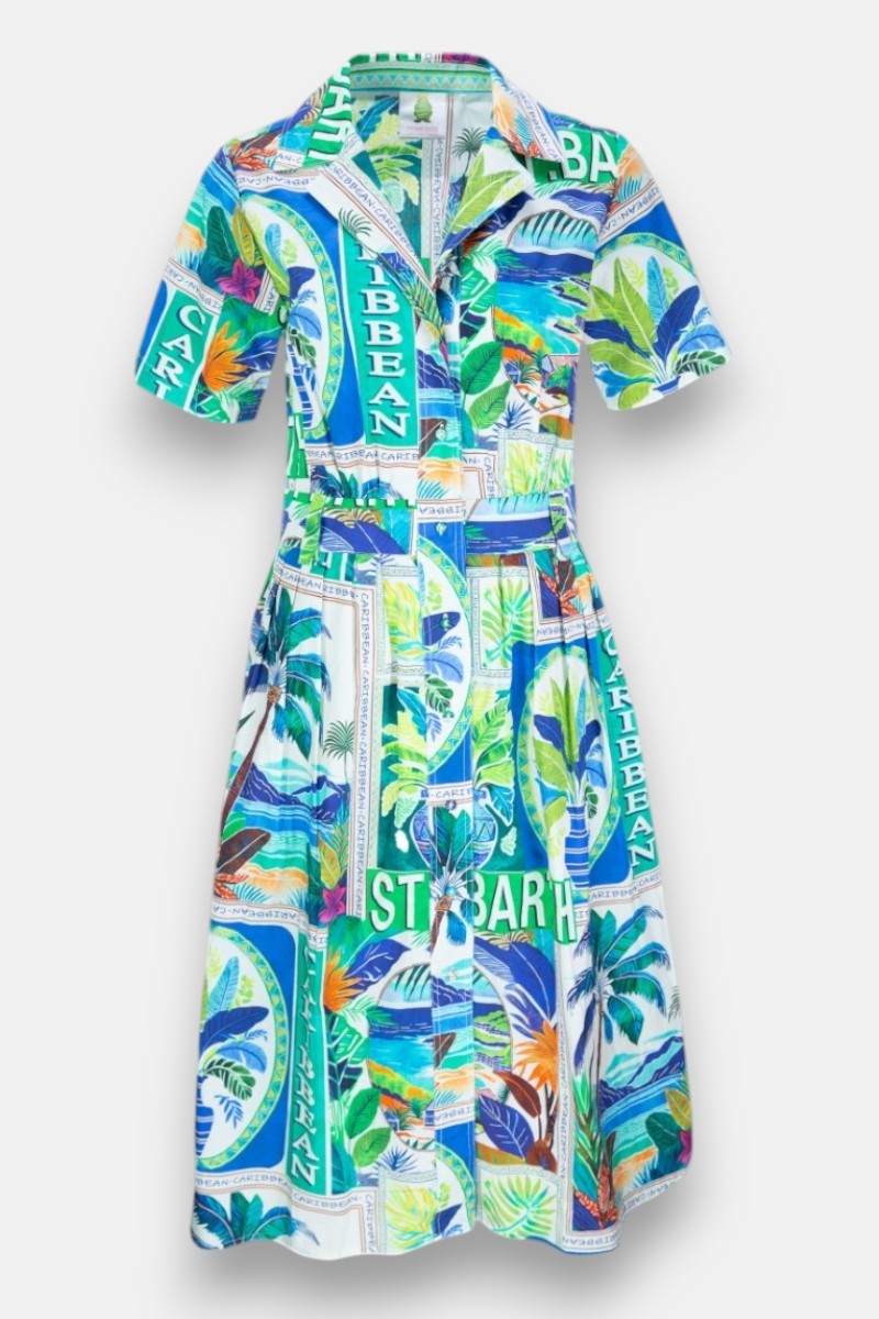 Dieses kurzärmelige Midikleid mit Knopfleiste von Princess Goes Hollywood hat einen Kragen und einen farbenfrohen St. Barth-Aufdruck mit Palmenblättern, landschaftlichen Motiven und fetten weißen "CARIBBEAN"- und "ST. BARTHS" auf einem blau-grün-türkisfarbenen Baumwollhintergrund.