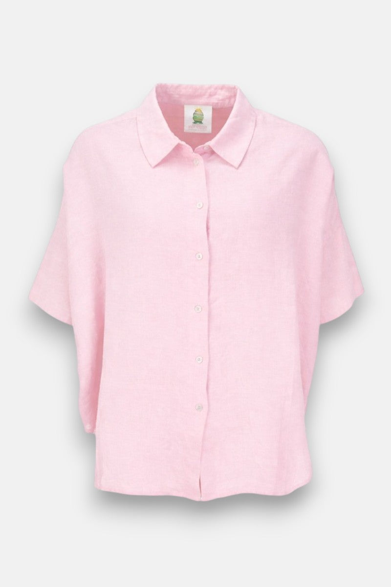 Eine hellrosa Bluse in Übergröße von Princess Goes Hollywood mit Fledermausärmeln, klassischem Kragen und weißen Knöpfen auf der Vorderseite. Sie ist aus einem leinenähnlichen Stoff gefertigt und wird vor einem einfarbigen hellgrauen Hintergrund gezeigt.