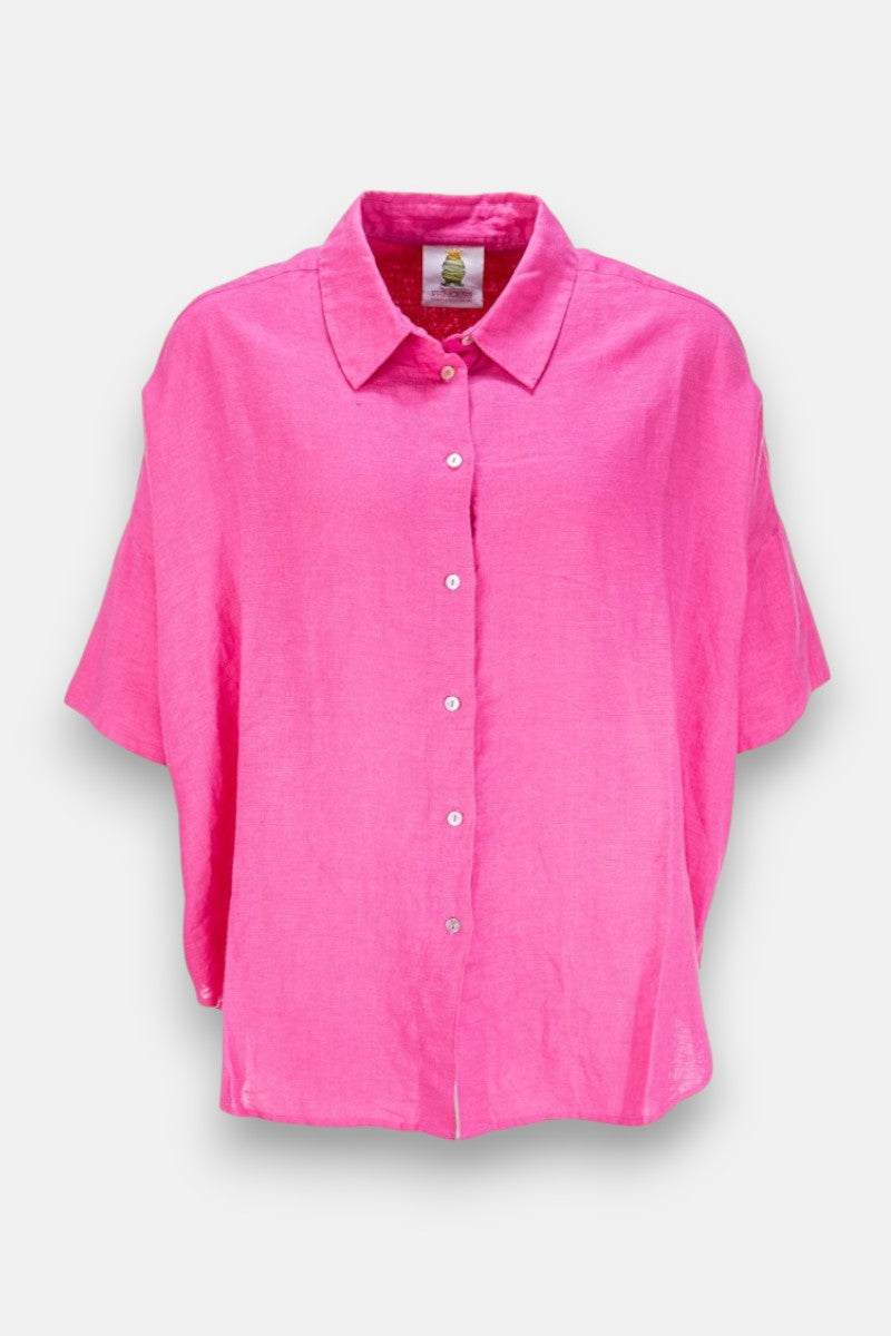 Eine leuchtend rosafarbene, kurzärmelige Oversize-Bluse von Princess Goes Hollywood mit einem Hemdkragen, weißen Knöpfen vorne und einer lockeren Passform für legere Tage. Ausgestellt auf einem schlichten weißen Hintergrund.