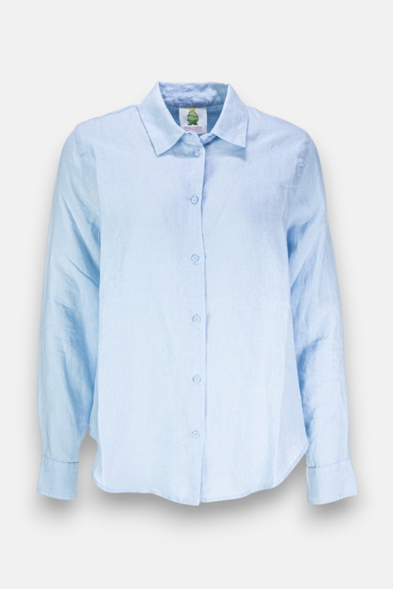 Eine hellblaue Leinen Hemdbluse von Princess Goes Hollywood mit langen Ärmeln, klassischem Hemdkragen, sichtbarer Knopfleiste und geknöpften Manschetten - ordentlich gebügelt vor weißem Hintergrund präsentiert.