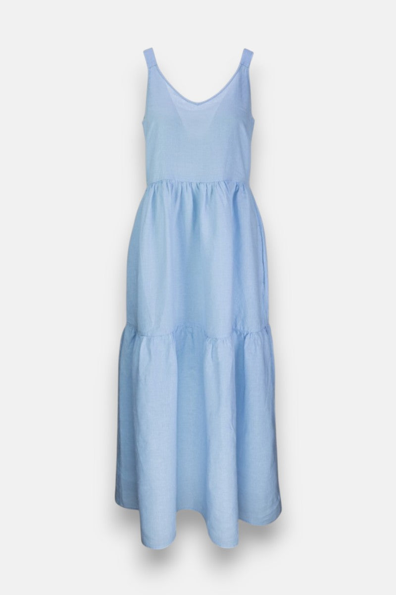 Ein hellblaues Midikleid Leinen mit Trägern von Princess Goes Hollywood mit V-Ausschnitt, tailliertem Mieder und locker gestuftem, knöchellangem Rock aus weichem, luftigem Stoff, der vor einem schlichten weißen Hintergrund präsentiert wird.