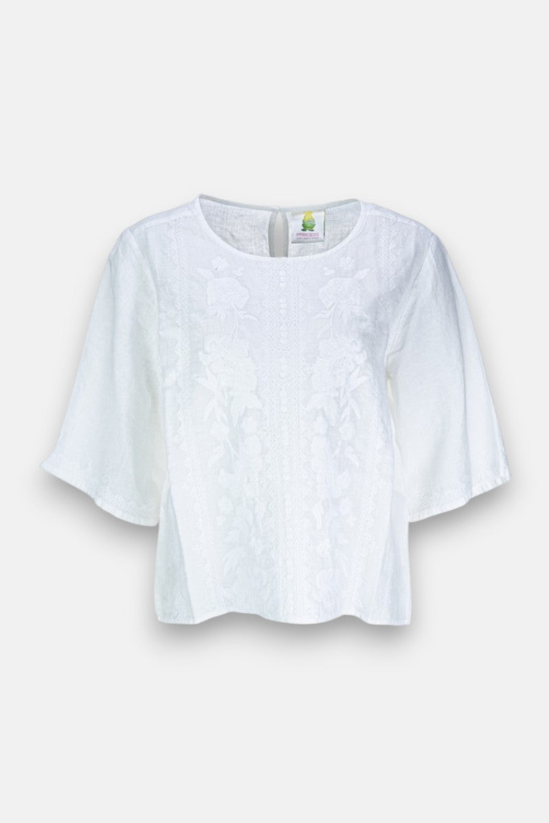 Eine weiße Leinen-Bluse von Princess Goes Hollywood für Damen mit kurzen Ärmeln, feiner floraler Stickerei vorn, rundem Ausschnitt, lockeren Ärmeln und Knopf-Schlitz - leicht und strukturiert.
