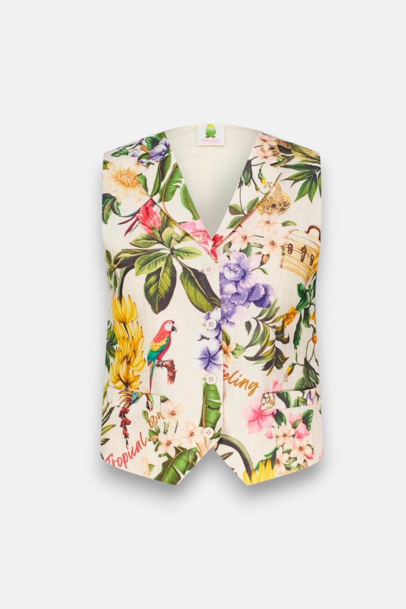 Eine ärmellose Princess Goes Hollywood Leinen Weste mit V-Ausschnitt, ohne Knöpfe, und einem tropischen Druck von bunten Papageien, grünen Blättern, gelben Bananen, Musiknoten und lebhaften Blumen auf einem off-white Hintergrund.