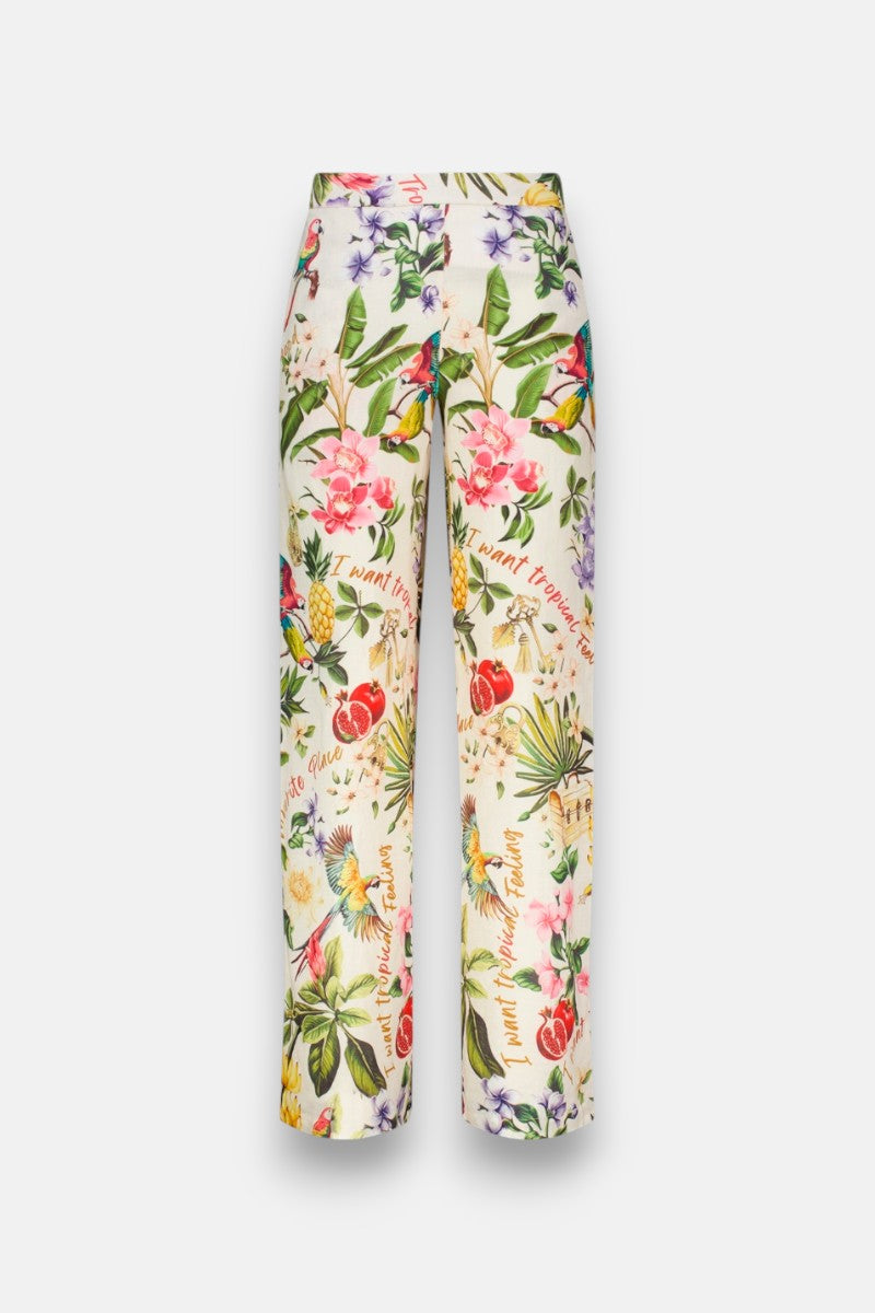 Princess Goes Hollywood ist eine hochtaillierte Leinenhose mit einem farbenfrohen tropischen Druck aus Blumen, Früchten, Blättern und Vögeln. Der helle Hintergrund lässt Rosa-, Gelb-, Grün- und Blautöne besonders gut zur Geltung kommen. Ein elastischer Bund sorgt für Komfort.