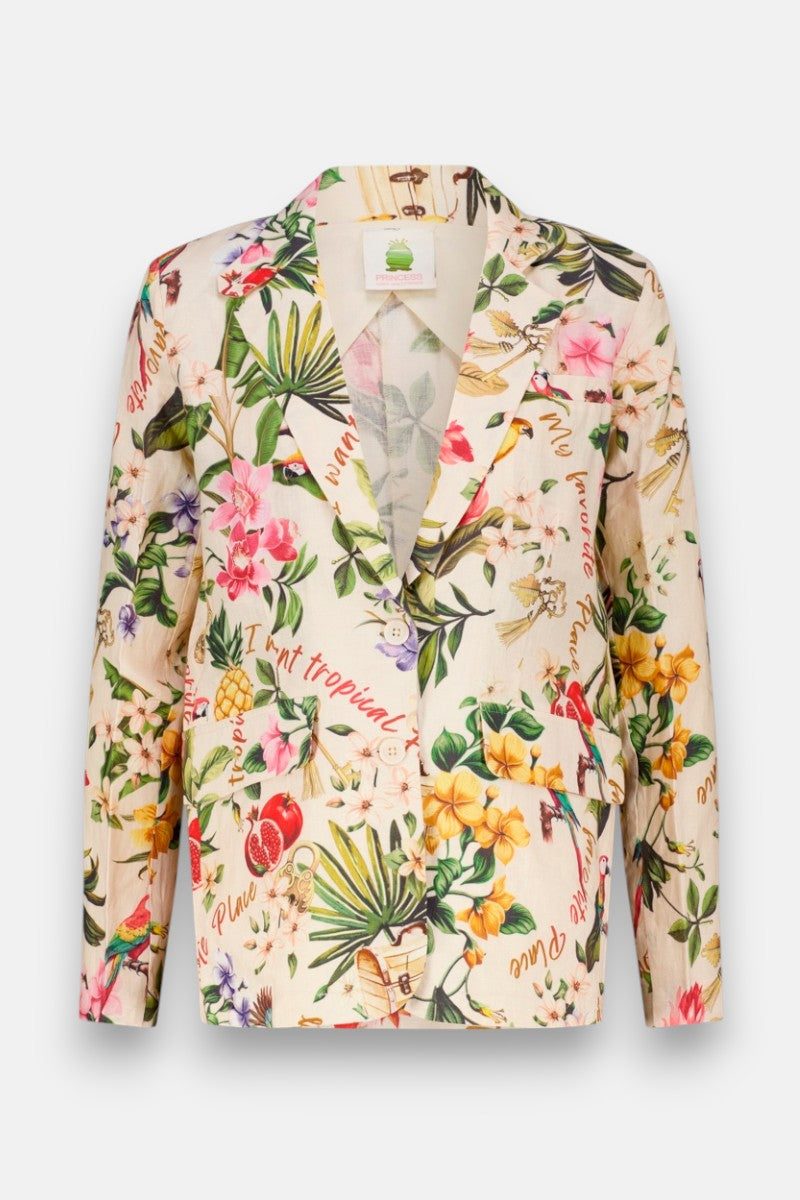 Ein Damenblazer von Princess Goes Hollywood aus beigem Leinen mit Tropical-Print: bunte Blumen, grüne Blätter, Vögel, Früchte und "Plant tropical"-Schriftzüge auf weißem Hintergrund. Mit klassischem Reverskragen.
