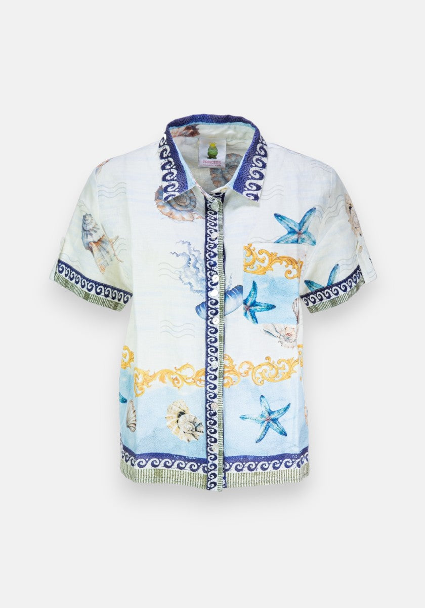 Princess Goes Hollywood kurzärmeliges Strandhemd aus Leinen mit blauen Seesternen, Muscheldrucken, Vögeln und goldenen Wellenmustern auf Weiß. Blaue Besätze an Kragen, Knopfleiste, Ärmeln und Saum sorgen für einen frischen Sommerlook.