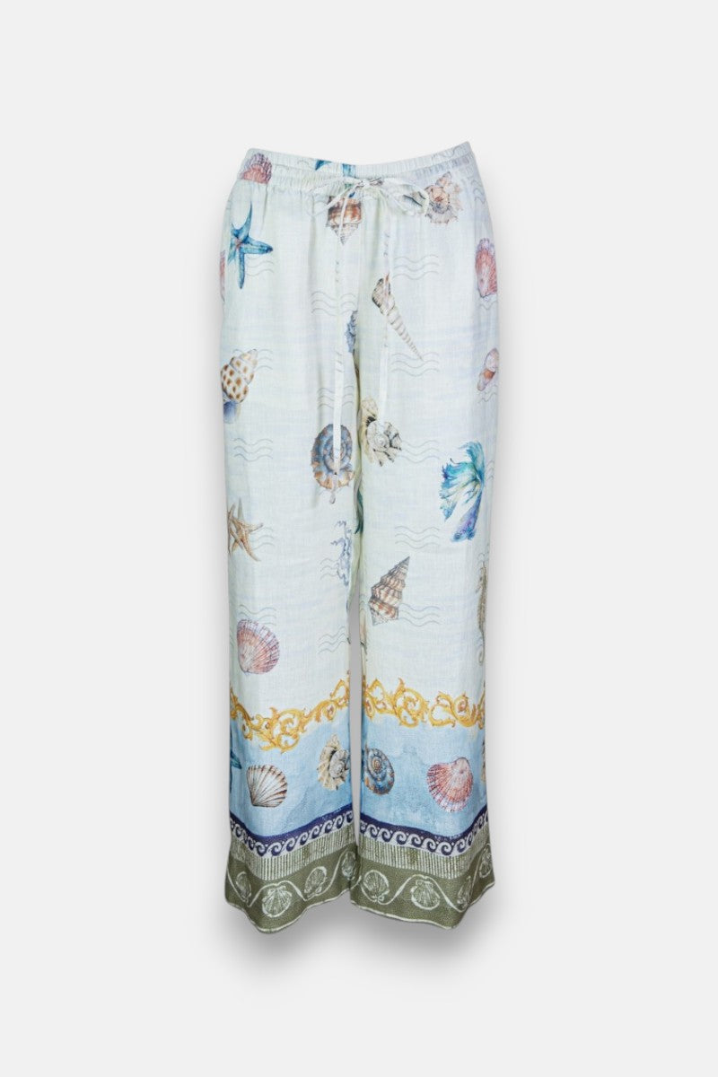 Locker sitzende Leinenhose von Princess Goes Hollywood mit elastischem Bund, lebhaftem Muschel-Print von Muscheln und Seesternen, goldenen Kettenakzenten am Saum und einer grünen Zierborte, die jedes Bein abschließt.