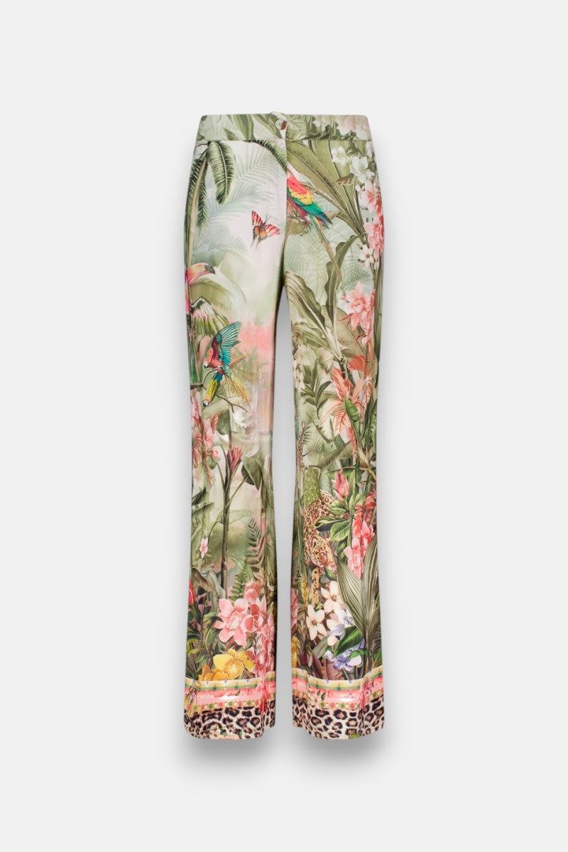 Die Princess Goes Hollywood Hose mit hoher Taille hat einen elastischen Bund und einen leuchtenden Dschungel-Leoparden-Print mit bunten Palmenblättern, Blumen, Schmetterlingen, Papageien und Leoparden auf einem weichen, cremefarbenen Hintergrund mit Leoparden-Print am Saum.