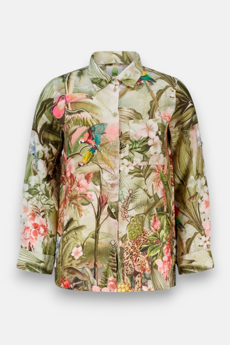 Die Princess Goes Hollywood Damen Hemdbluse ist ein langärmeliges Leinenhemd mit einem farbenfrohen Dschungel-Leo-Print - bunte Vögel, Blumen, grünes Blattwerk, ein Leopard in der Nähe des Saums und Merkmale wie Kragen, Vordertasche und ein heller Hintergrund für das üppige Design.