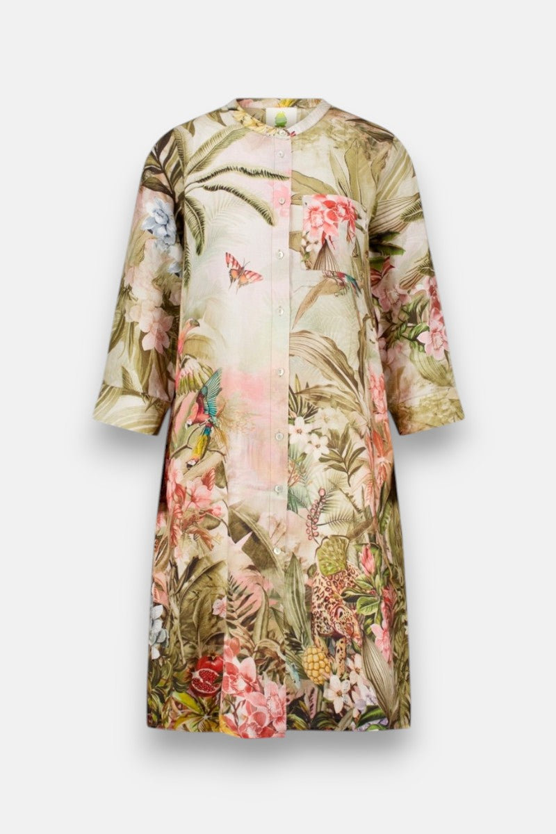Knielanges, langärmeliges Hemdkleid aus Leinen von Princess Goes Hollywood mit Kragenausschnitt und Brusttasche vorne, mit einem Dschungel-Leo-Print aus rosa Blumen, grünen Blättern, Ananas, Vögeln und Schmetterlingen auf hellem Creme.