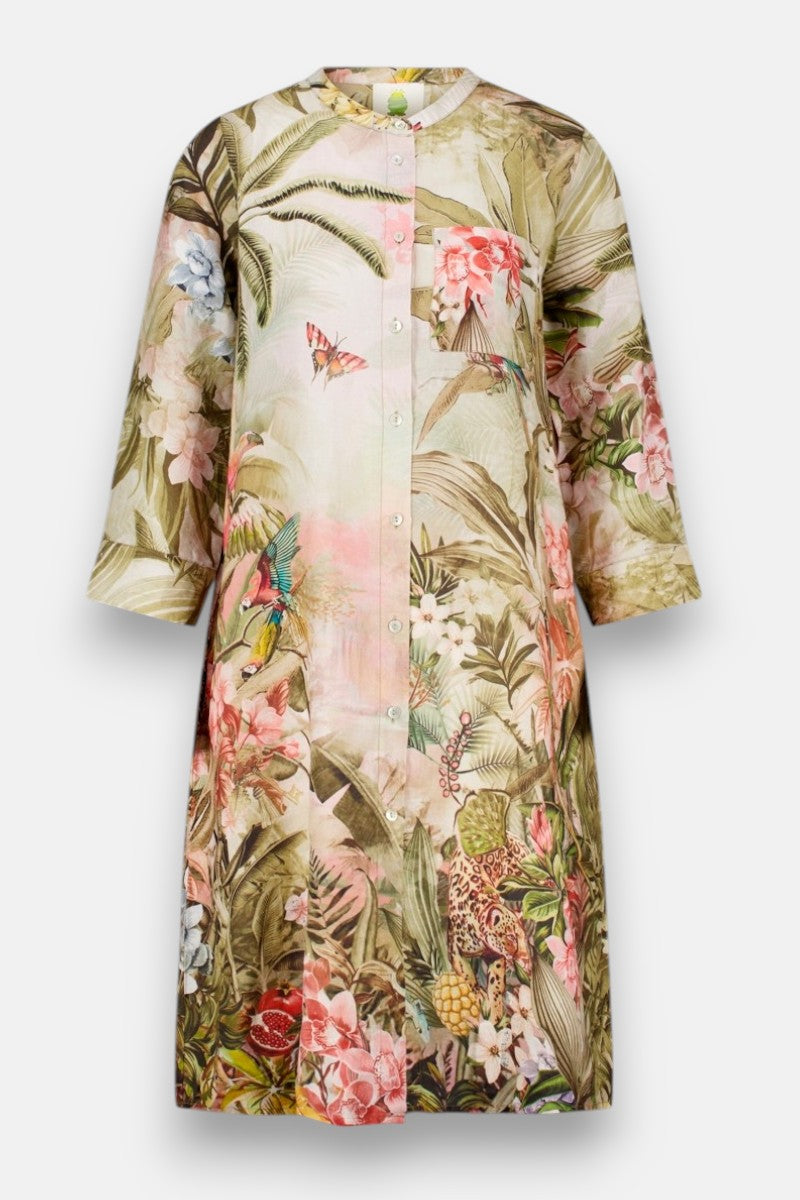 Dieses knielange Damenkleid von Princess Goes Hollywood hat Dreiviertelärmel, einen lebhaften Dschungel-Leo-Print mit grünen Blättern, rosa Blumen, Vögeln, Schmetterlingen und einem Leoparden, eine einzelne Brusttasche und einen kragenlosen Ausschnitt.