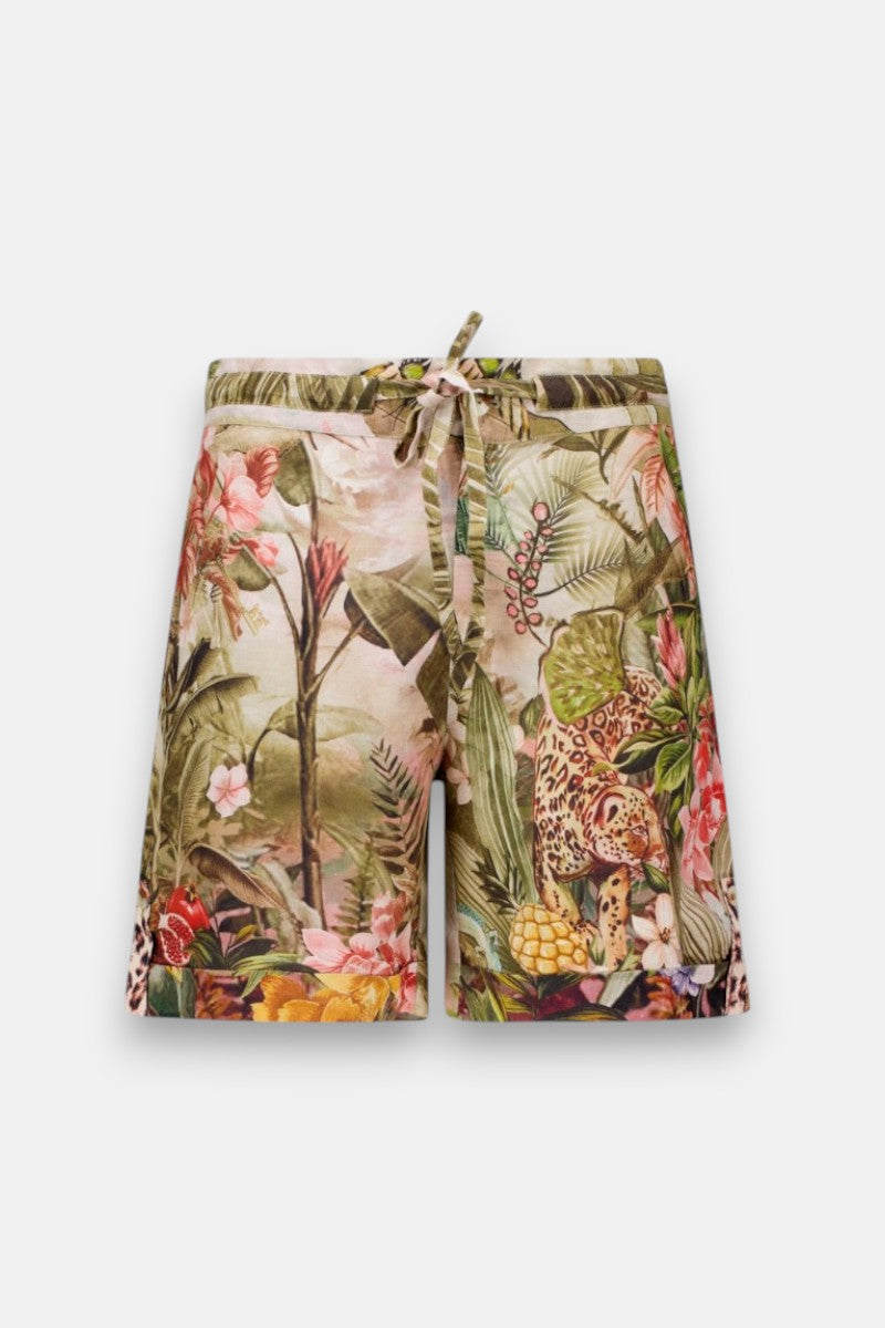 Princess Goes Hollywood Dschungel-Leo-Print Badeshorts mit grünen Blättern, rosa und roten Blumen und einem Leoparden neben Ananas. Mit Kordelzug im Bund und entspannter Passform; abgebildet auf einem einfarbigen, hellen Hintergrund.