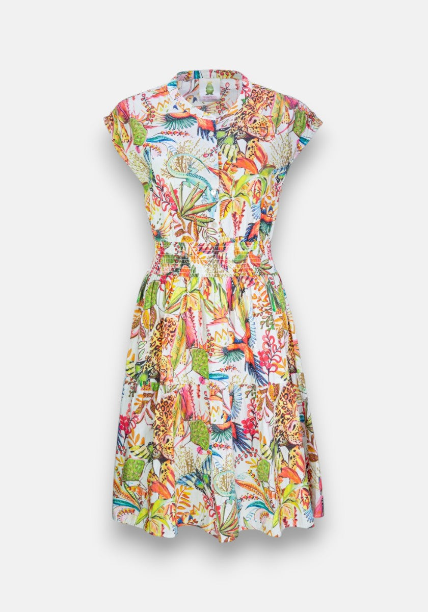 Kurzes Baumwollkleid von Princess Goes Hollywood mit Dschungel-Print: Kurzärmelig, tailliert und knieumspielend, farbenfrohe Blätter-, Blumen-, Vogel- und Fruchtmuster auf Weiß, vorne Knopfleiste, ausgestellter Rock.