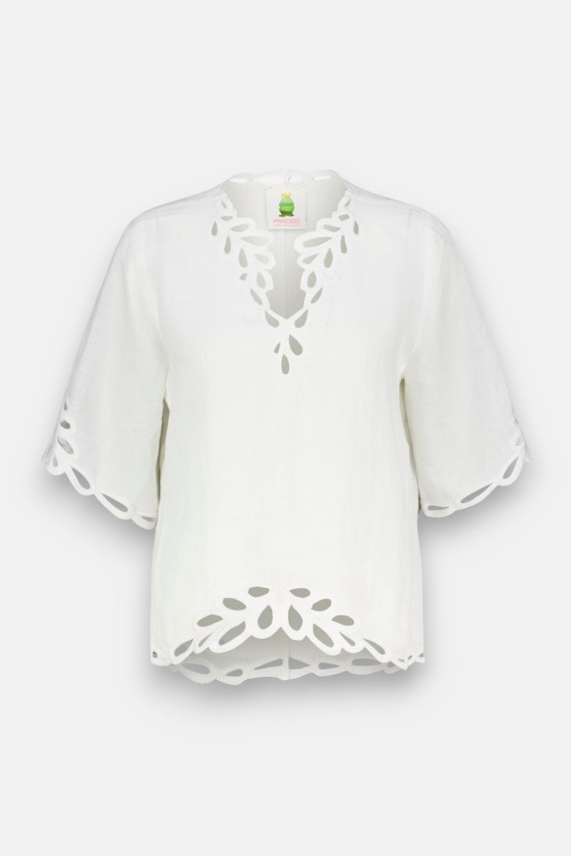 Die weiße Leinenbluse von Princess Goes Hollywood zeichnet sich durch kurze, weite Ärmel, überschnittene Kanten und blattähnliche, bestickte Ausschnitte an Ausschnitt, Ärmeln und Saum aus. Der leichte Stoff bietet eine lockere Passform ohne sichtbare Knöpfe oder Verschlüsse.